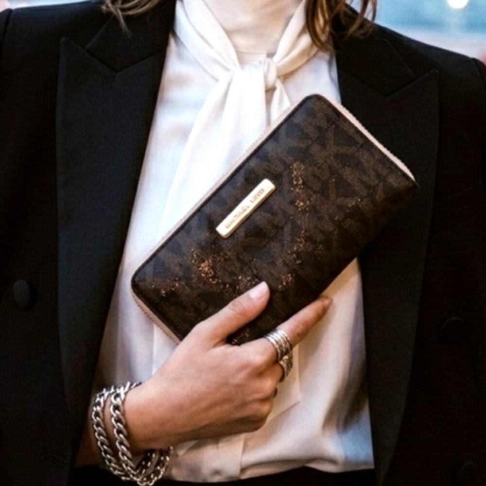 Michael Kors Jet Set Travel Continental Wallet dark glossy signature MK monogram